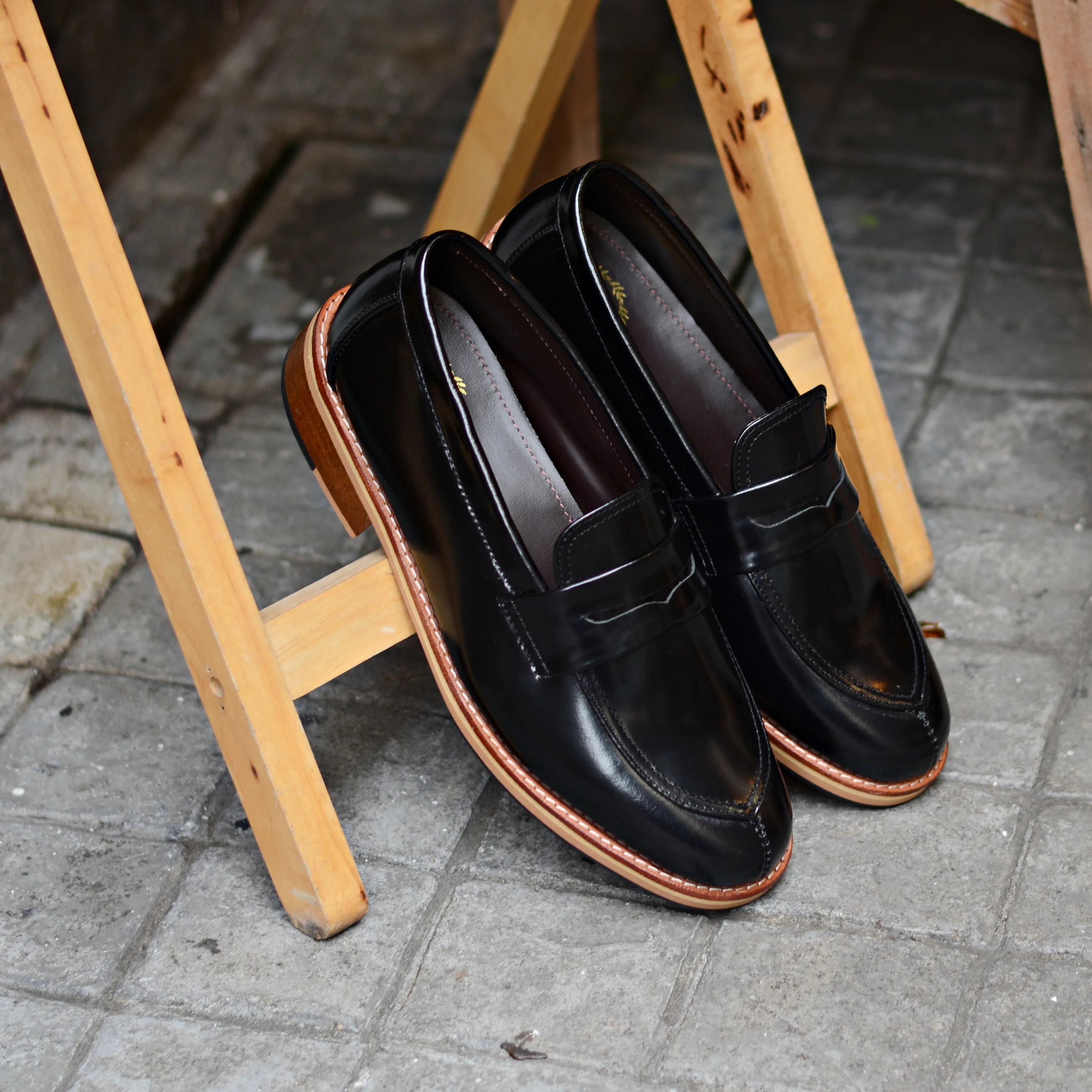 509-1 V-Tip Blucher Loafer Black x Wooden