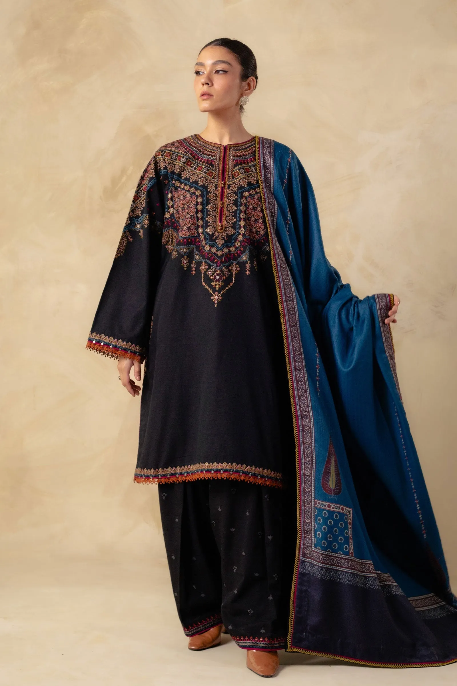 Coco by Zara Shahjahan Unstitched Embroidered Khaddar 3Pc Suit ZW23-8B