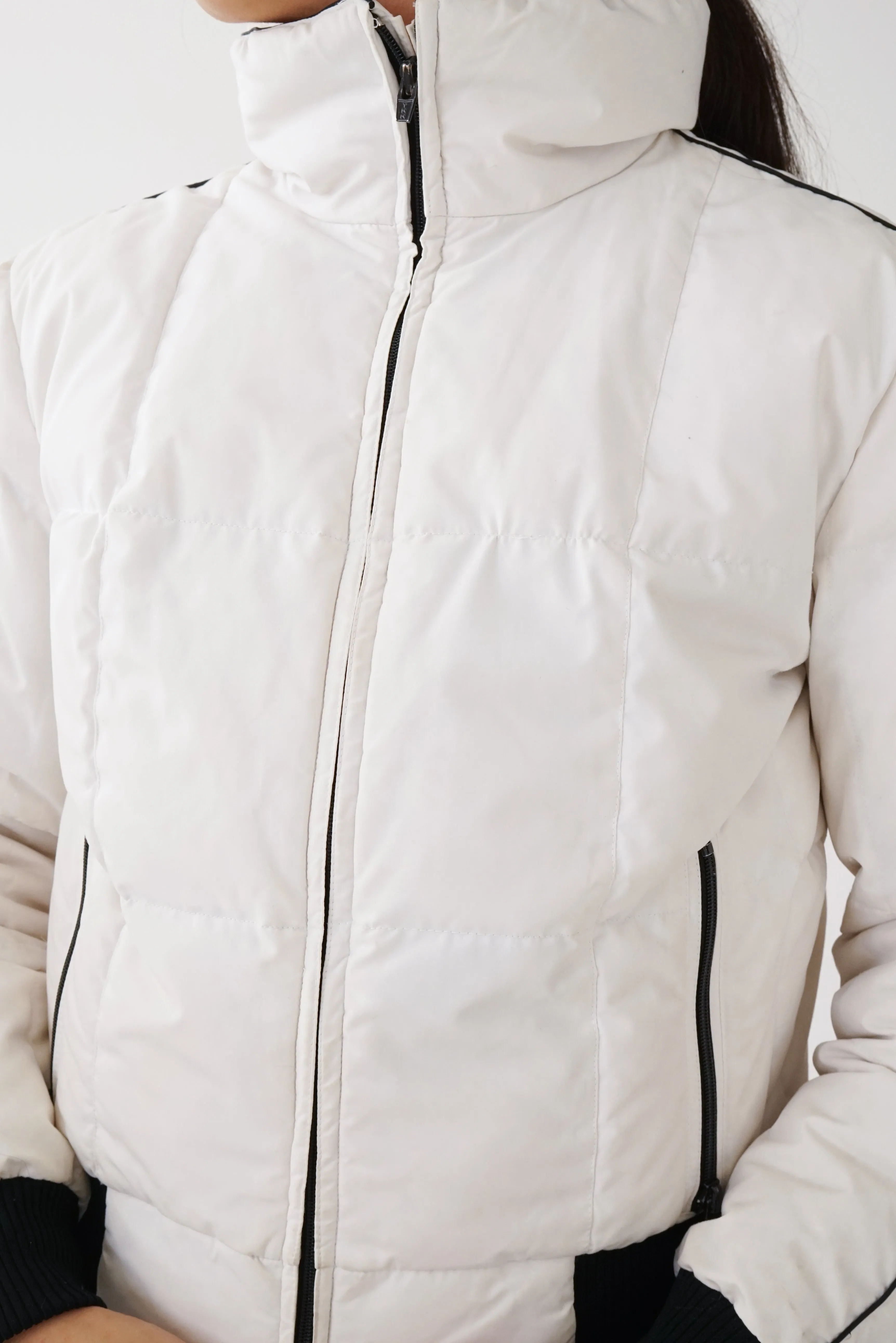 Habit de ski deux pièces Daniel S Reid fait au Canada, snow suit avec manteau et chapeau assorti en duvet blanc pour femme taill