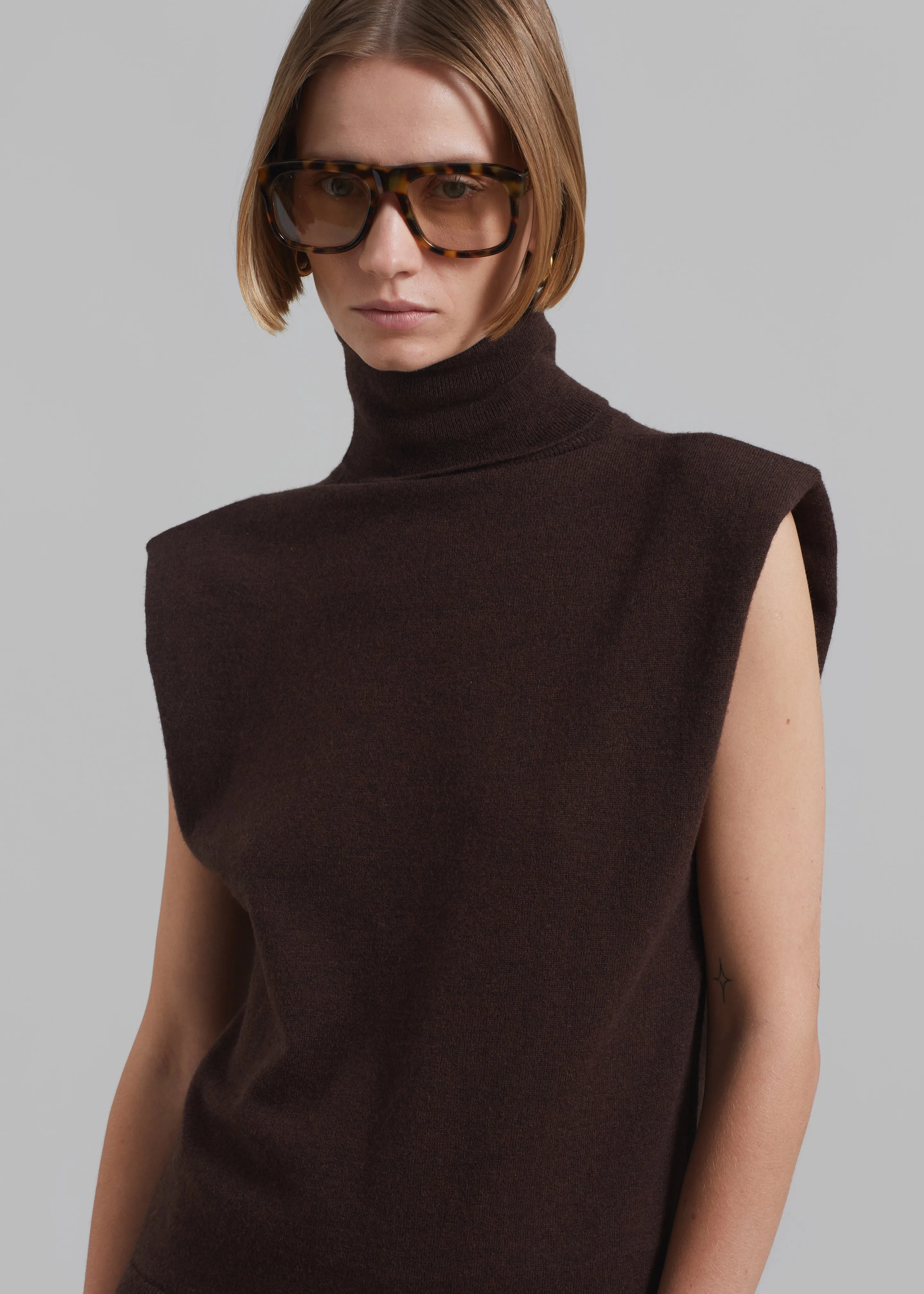 Nadia Thin Padded Sleeveless Turtleneck - Brown