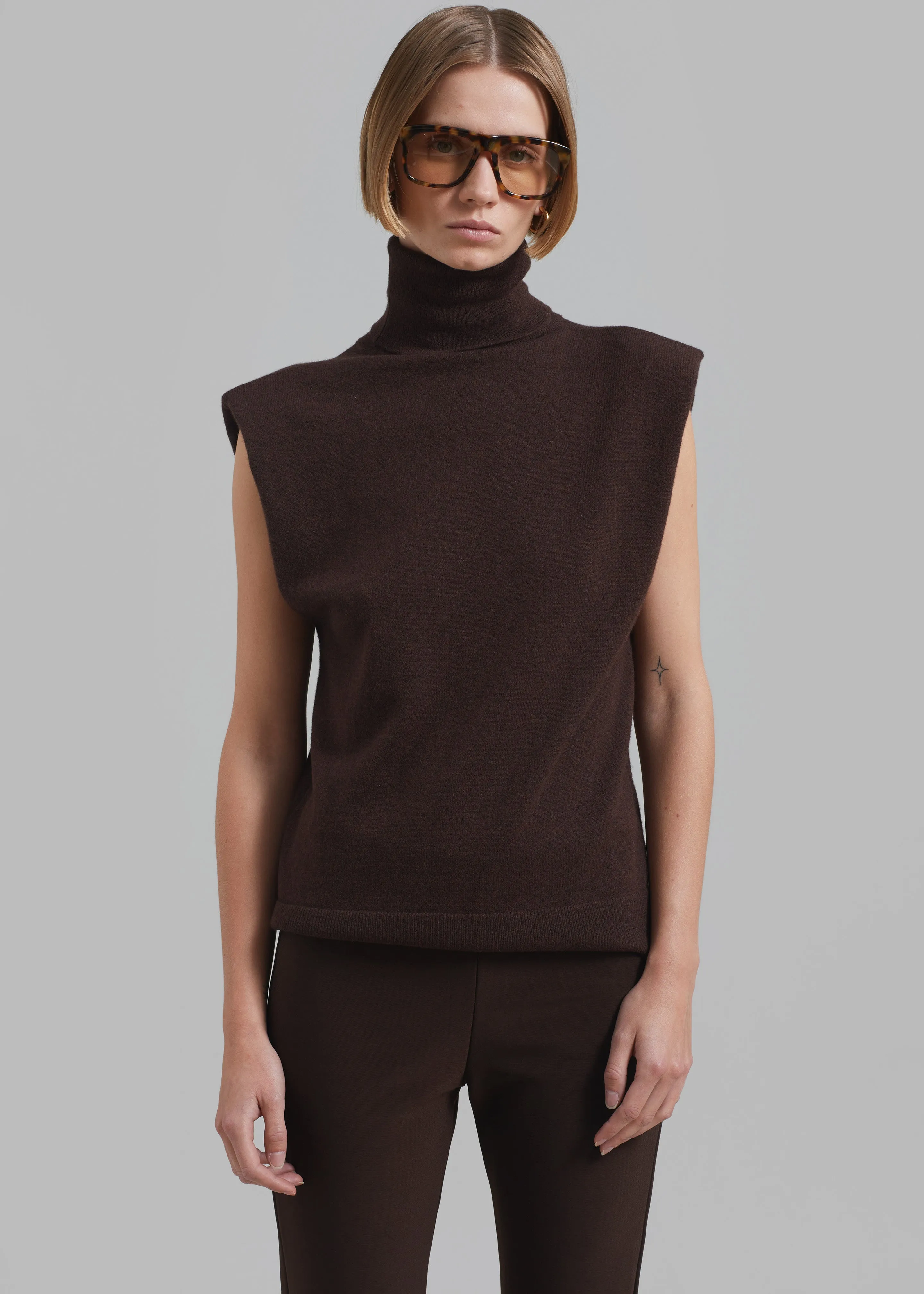 Nadia Thin Padded Sleeveless Turtleneck - Brown