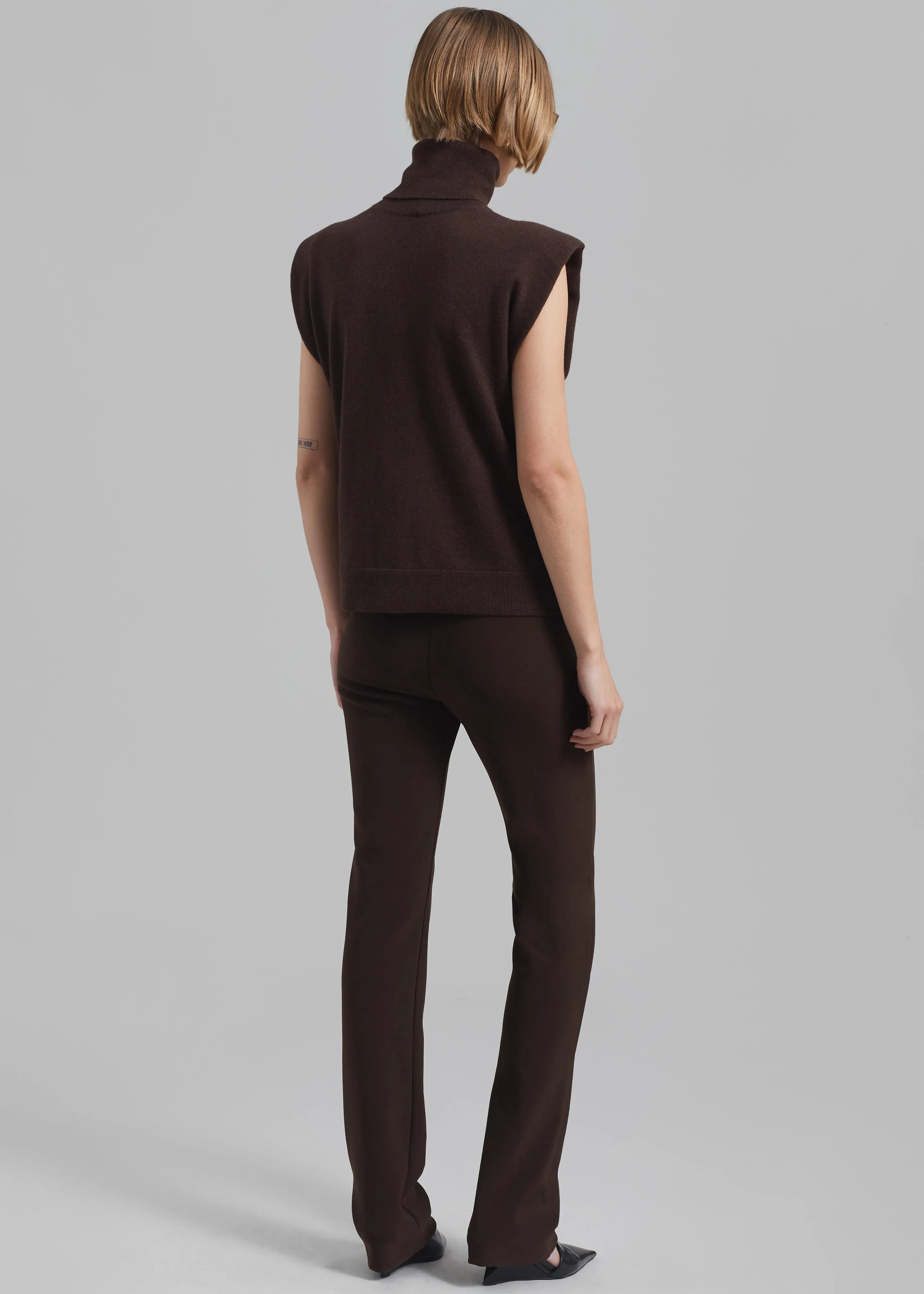 Nadia Thin Padded Sleeveless Turtleneck - Brown