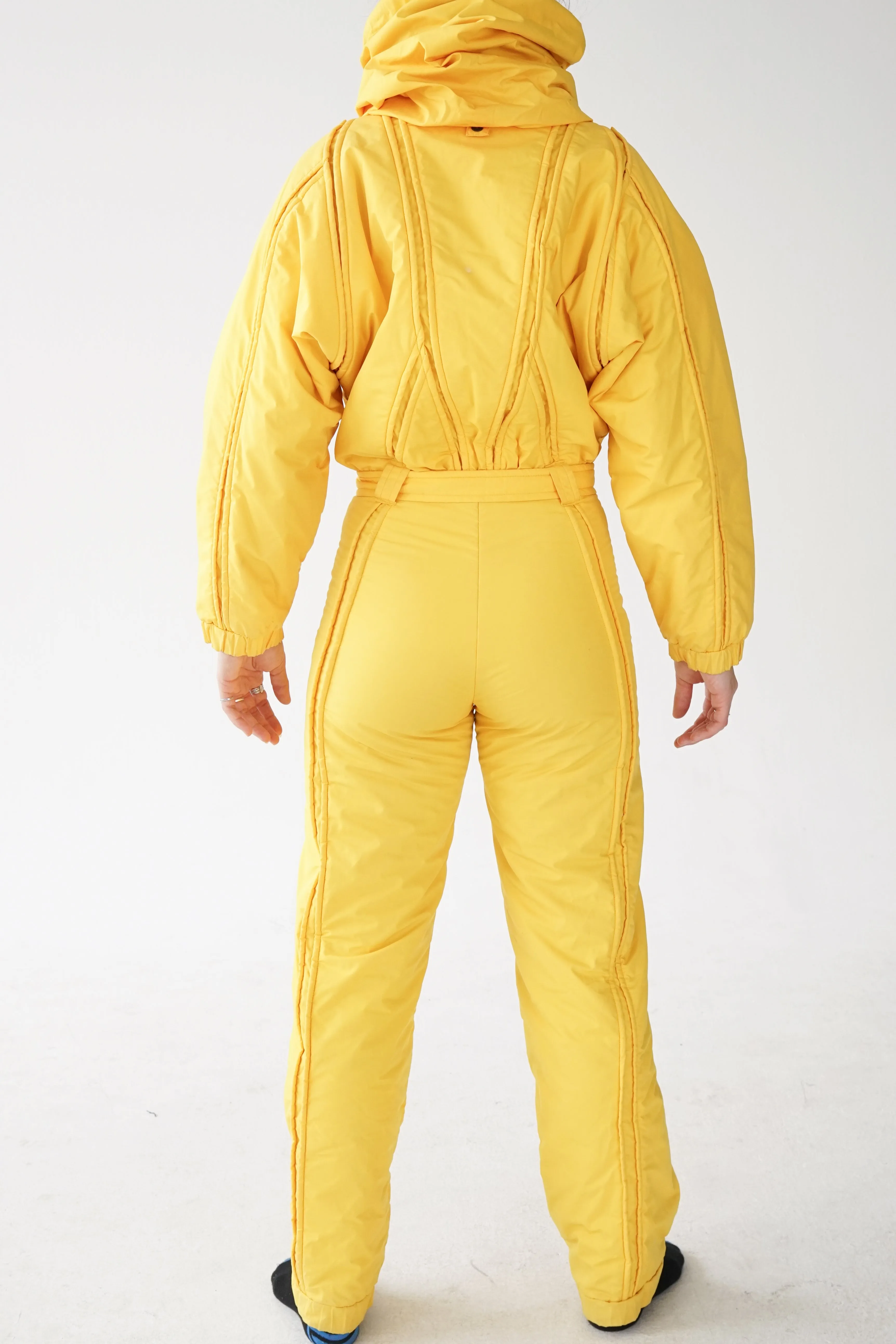 One piece vintage Red X ski suit, snow suit jaune avec capuche unisex taille 38 (XS-S)