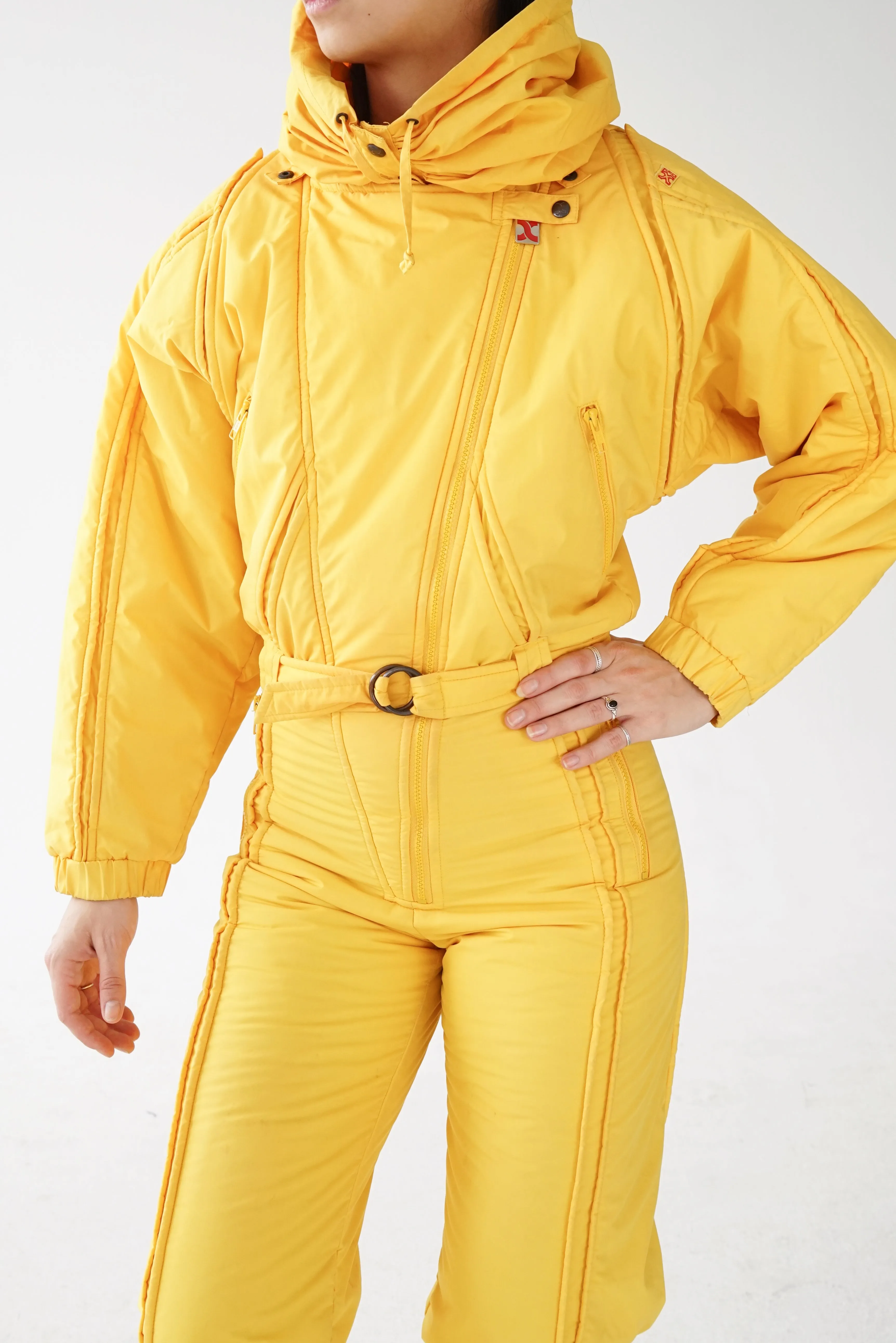 One piece vintage Red X ski suit, snow suit jaune avec capuche unisex taille 38 (XS-S)