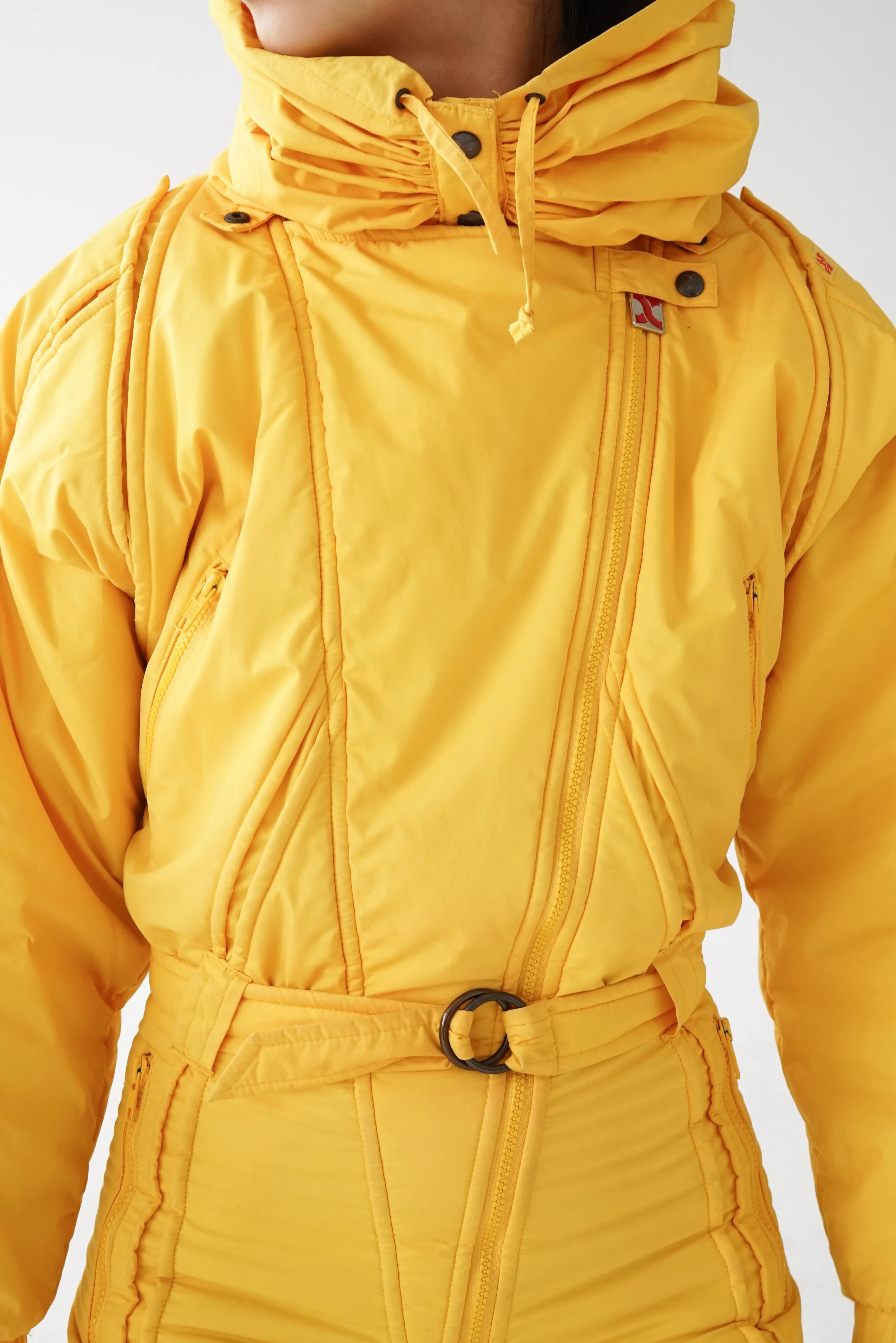 One piece vintage Red X ski suit, snow suit jaune avec capuche unisex taille 38 (XS-S)