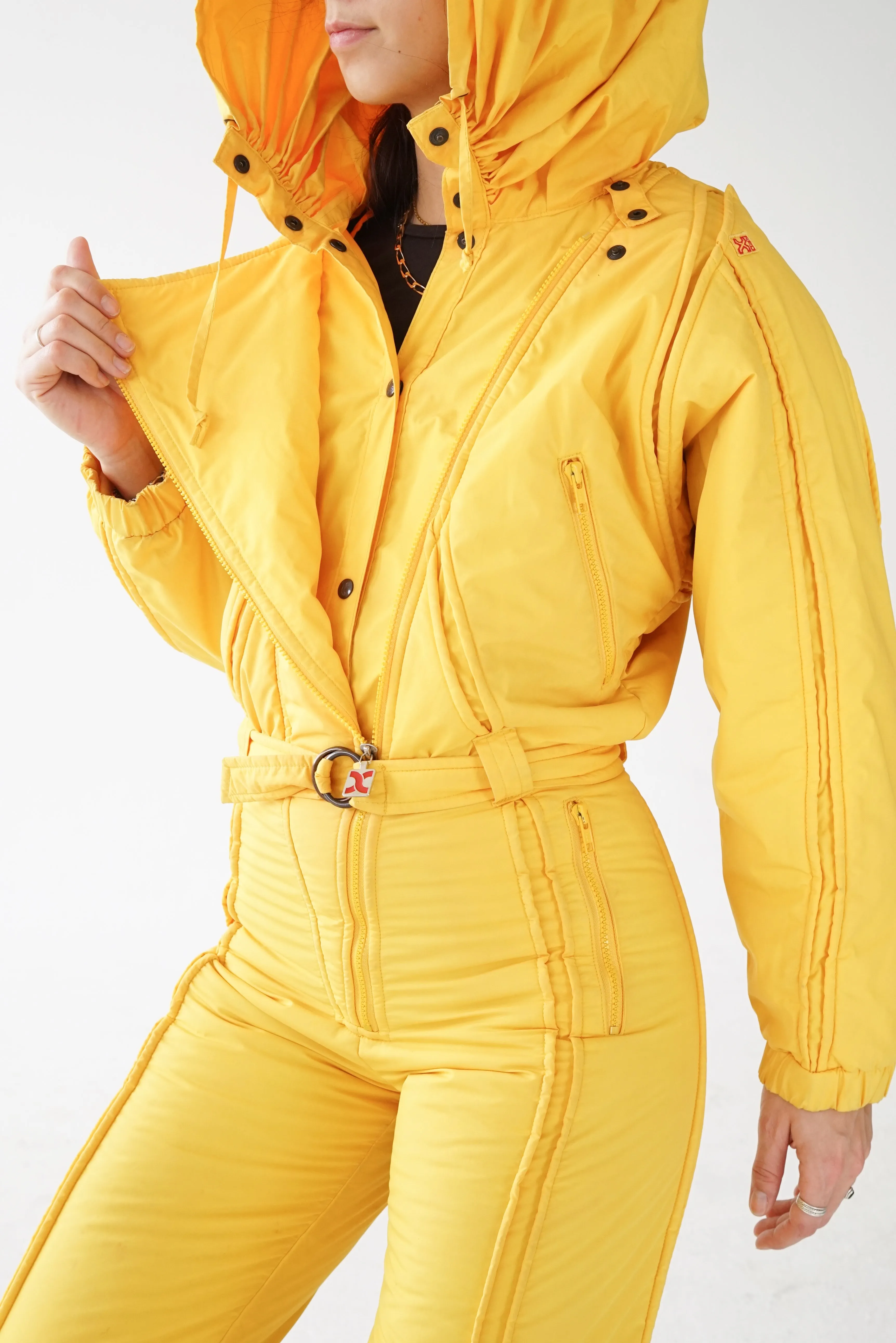 One piece vintage Red X ski suit, snow suit jaune avec capuche unisex taille 38 (XS-S)